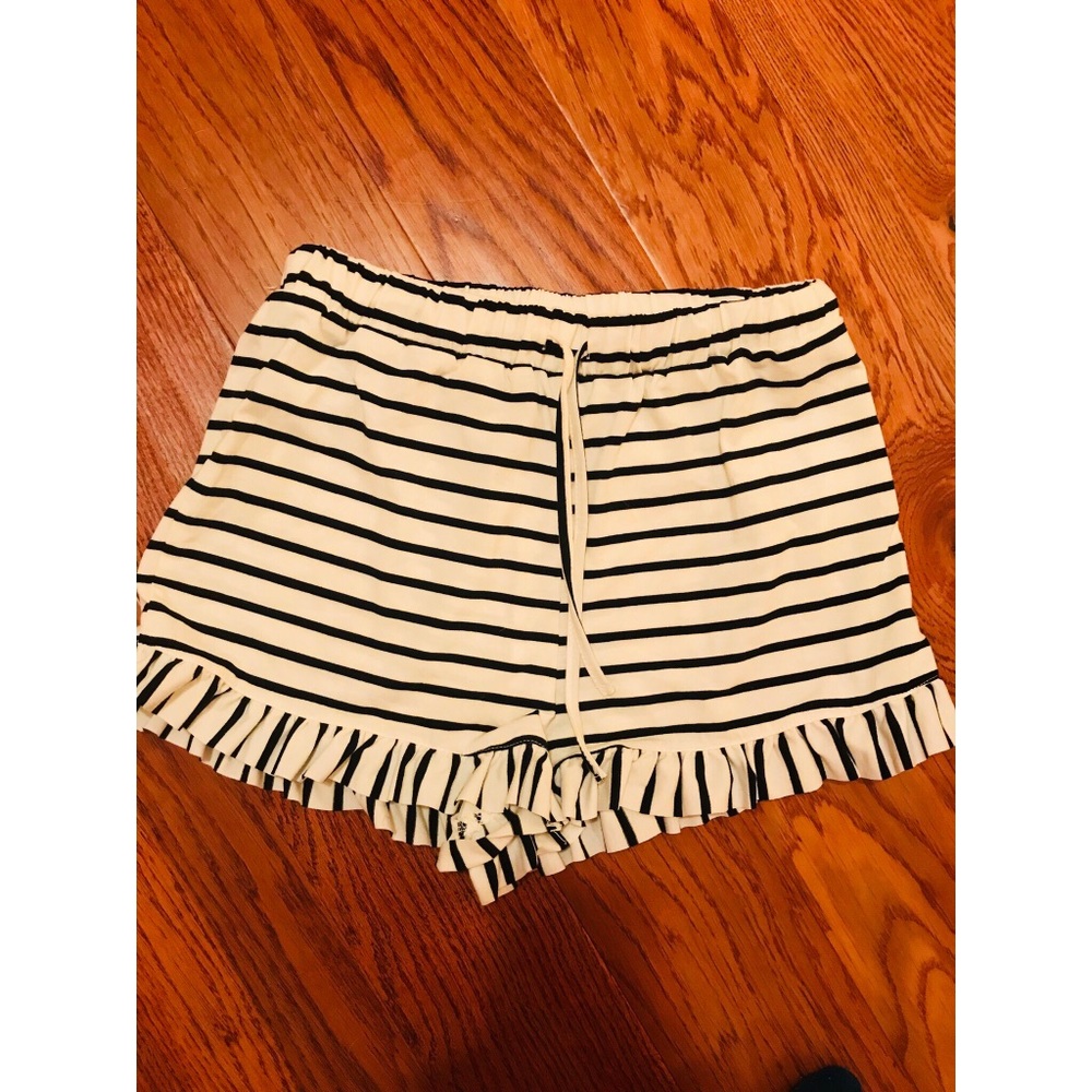 NWOT Cute black & white striped shorts